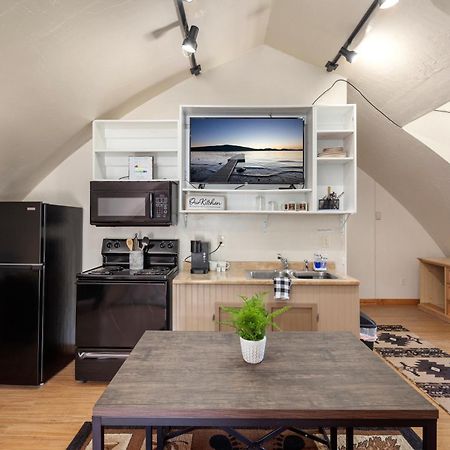 Sky Eco - Glacier General Store And Cabins Coram المظهر الخارجي الصورة