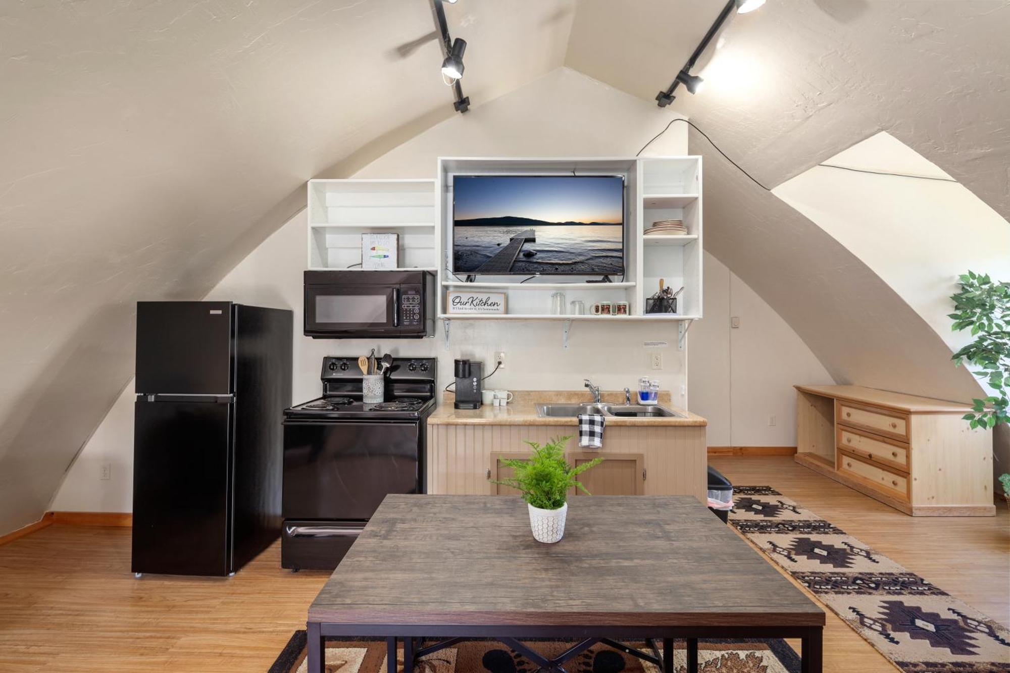 Sky Eco - Glacier General Store And Cabins Coram المظهر الخارجي الصورة