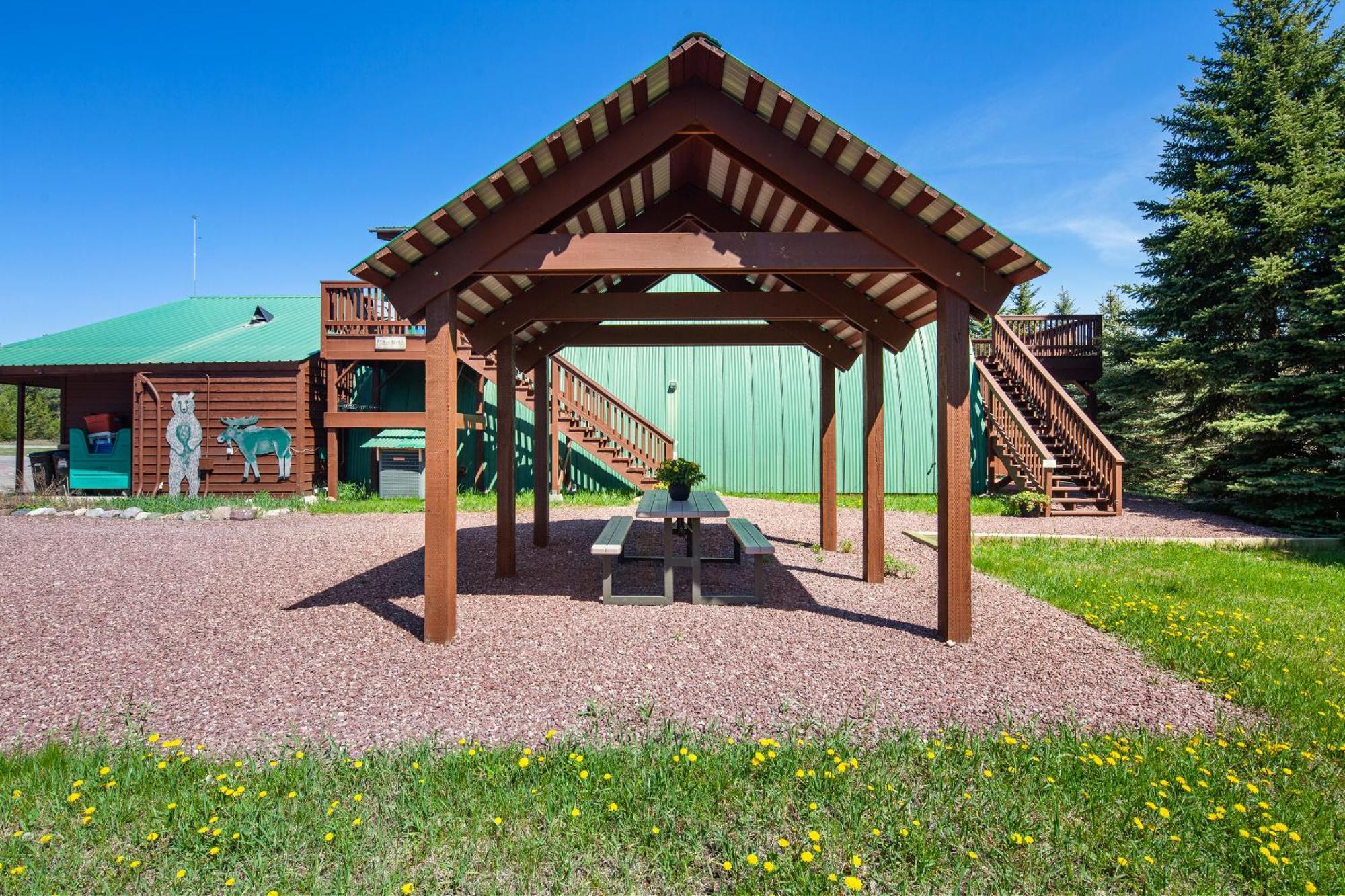 Sky Eco - Glacier General Store And Cabins Coram المظهر الخارجي الصورة