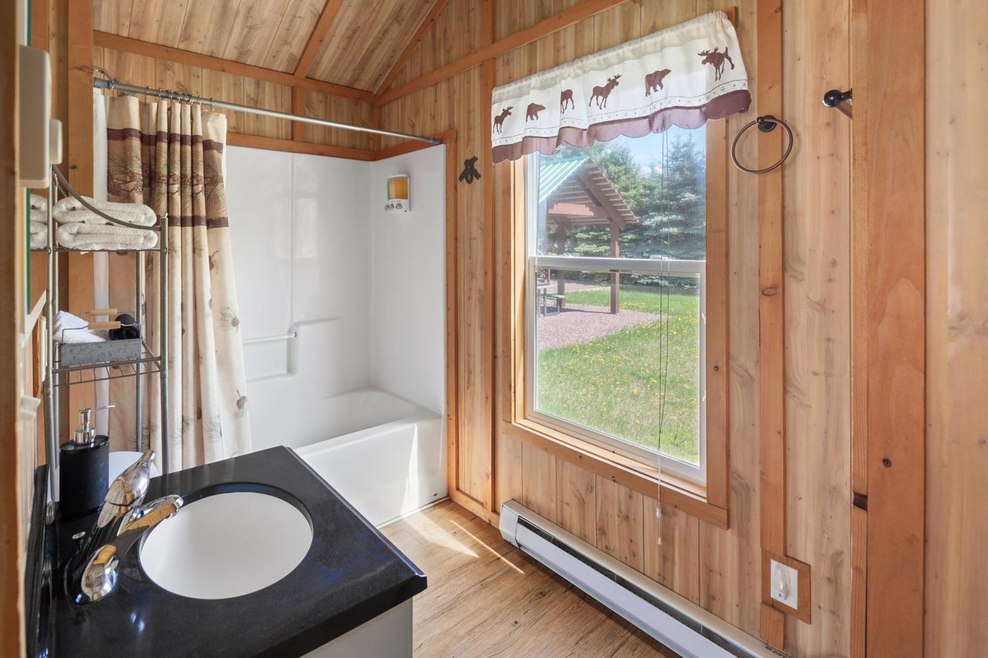 Sky Eco - Glacier General Store And Cabins Coram المظهر الخارجي الصورة