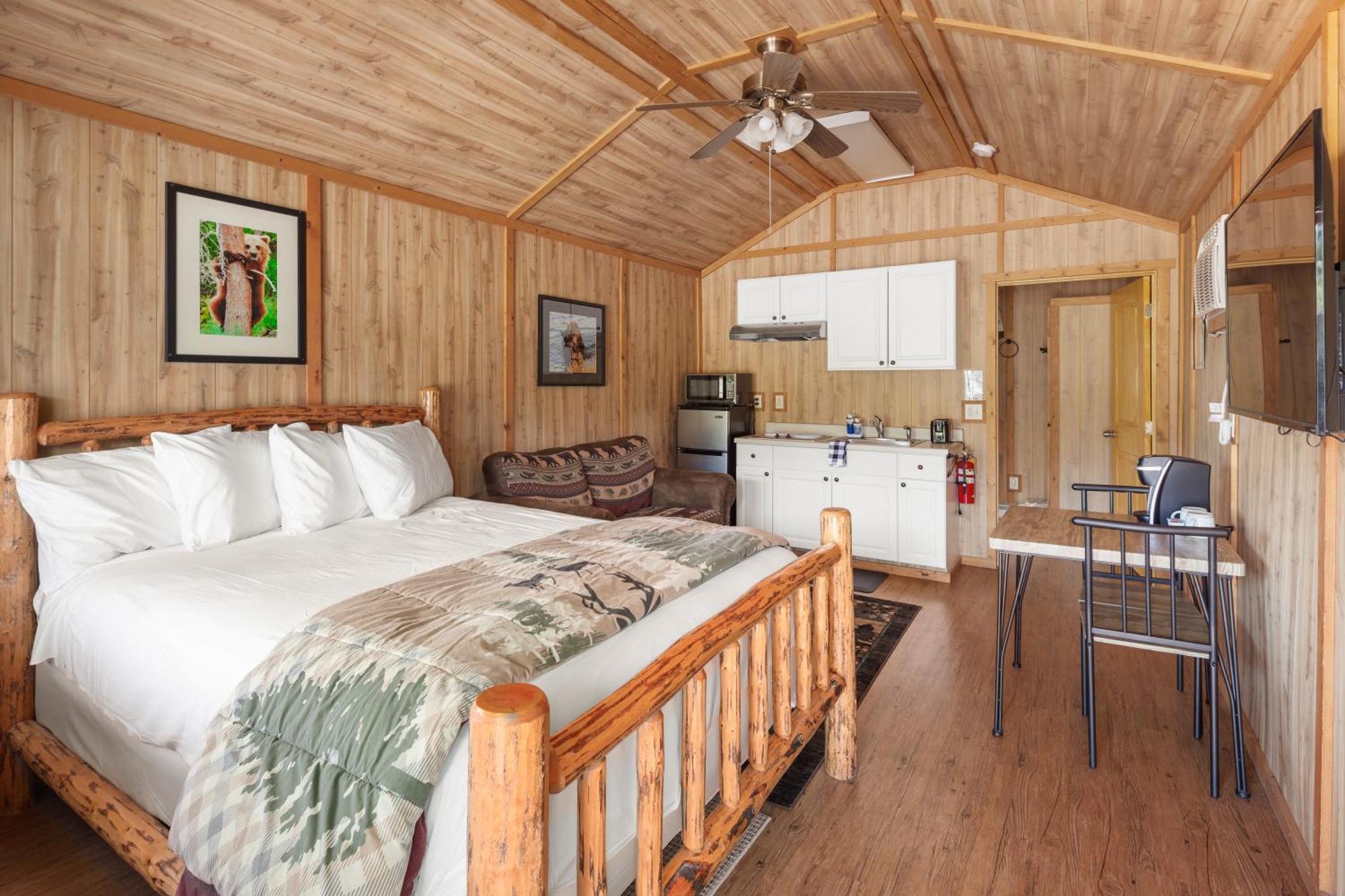 Sky Eco - Glacier General Store And Cabins Coram المظهر الخارجي الصورة