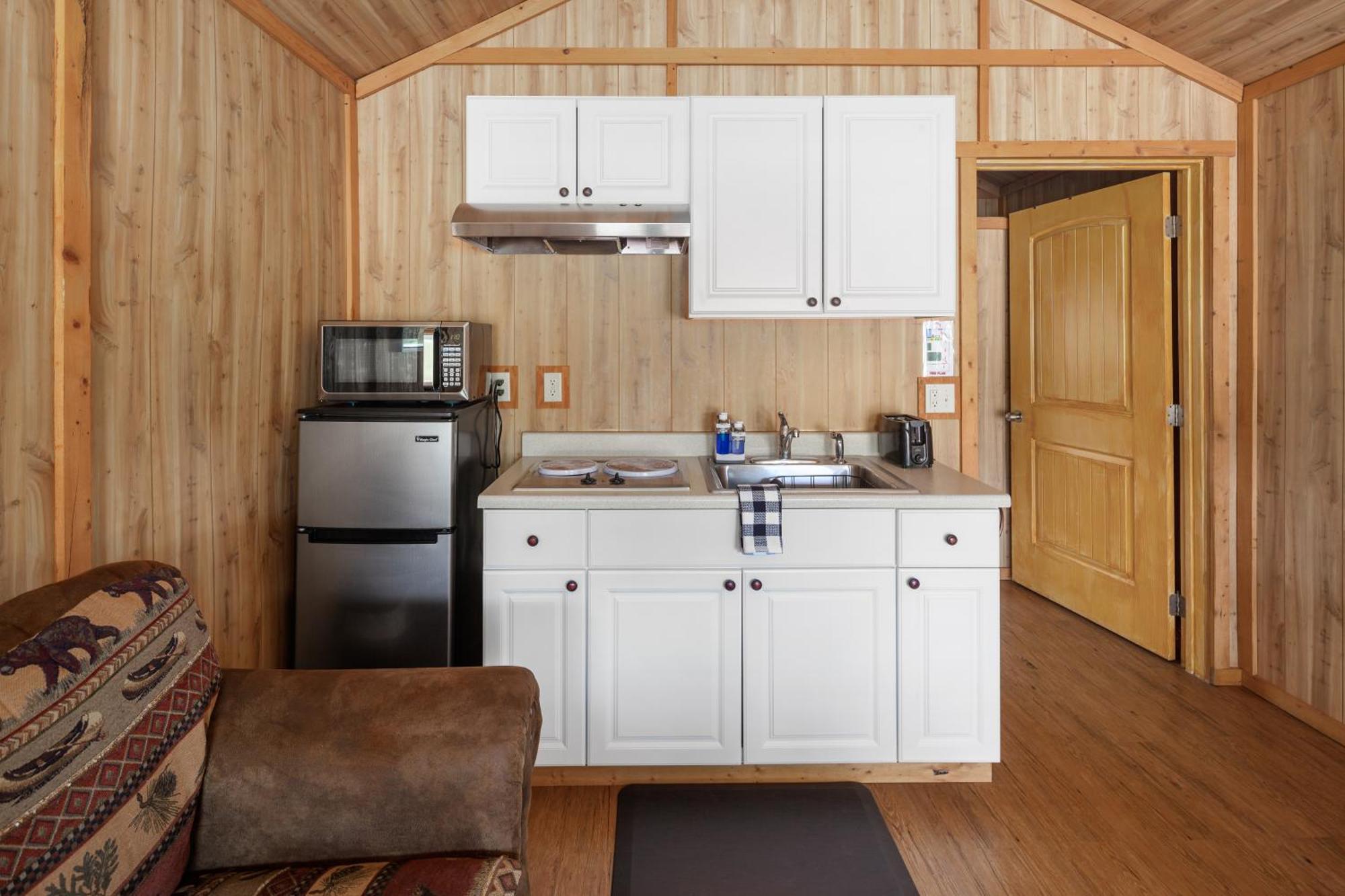 Sky Eco - Glacier General Store And Cabins Coram المظهر الخارجي الصورة
