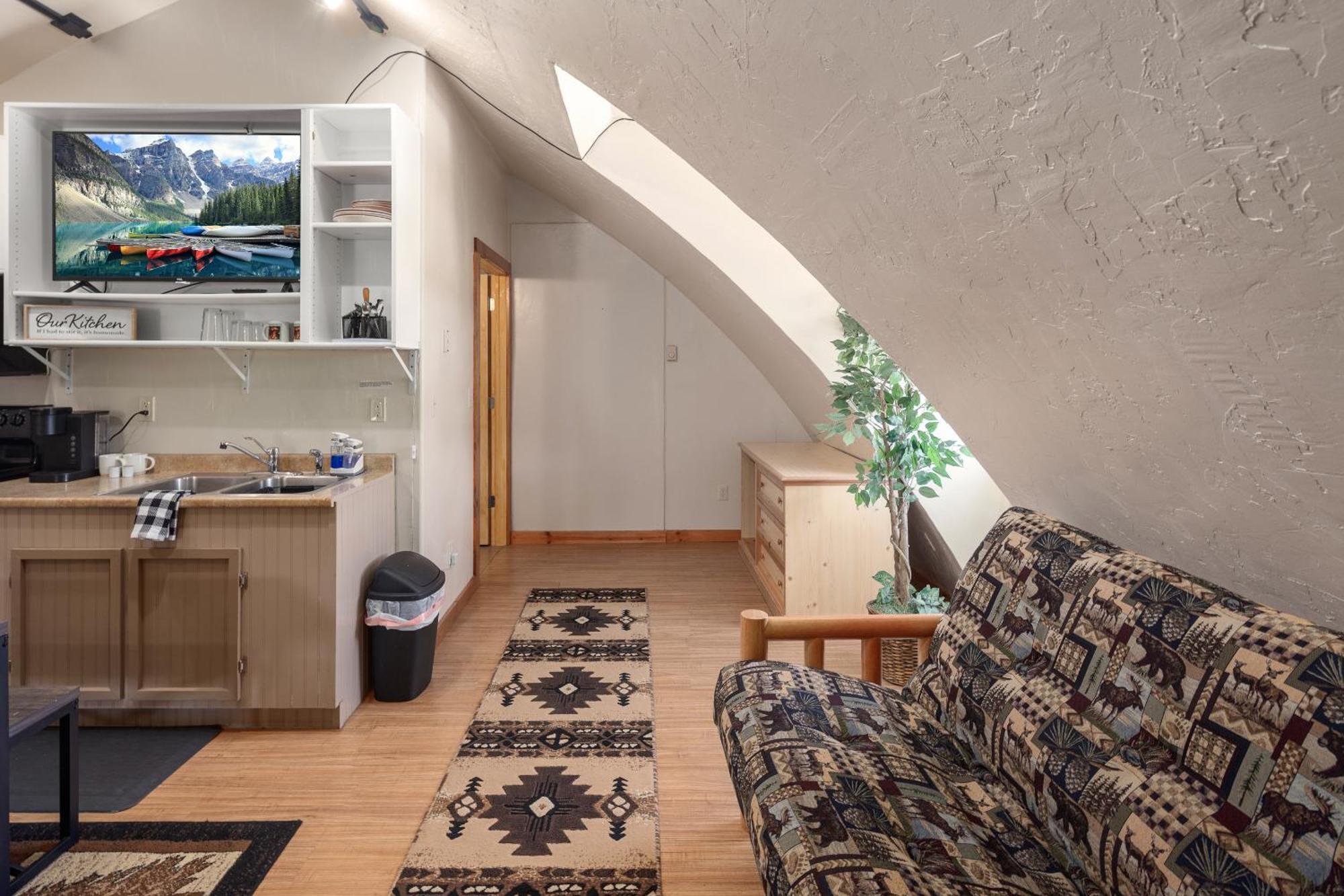 Sky Eco - Glacier General Store And Cabins Coram المظهر الخارجي الصورة