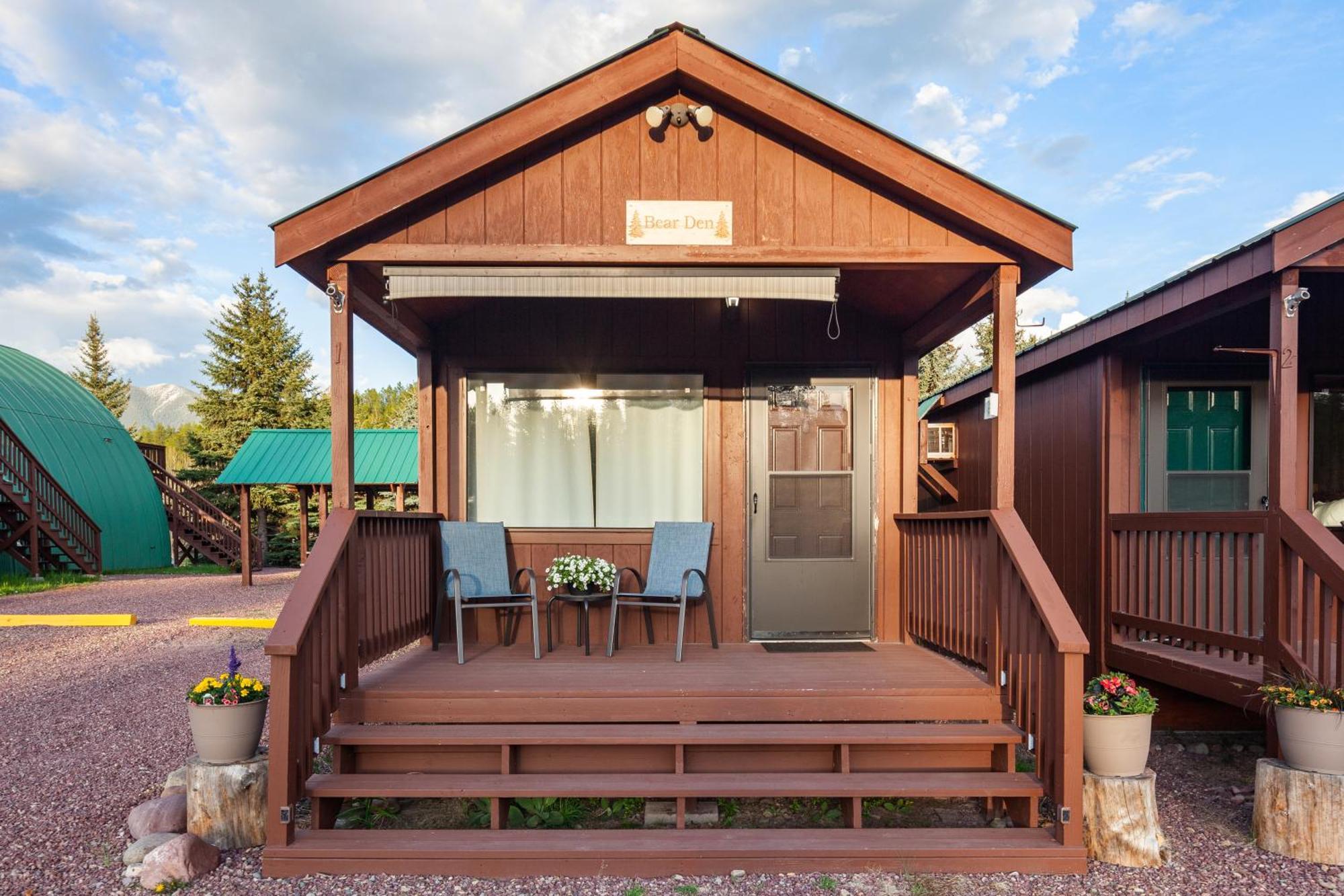 Sky Eco - Glacier General Store And Cabins Coram المظهر الخارجي الصورة