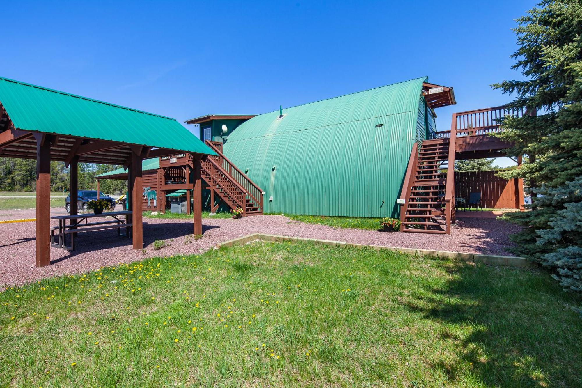 Sky Eco - Glacier General Store And Cabins Coram المظهر الخارجي الصورة