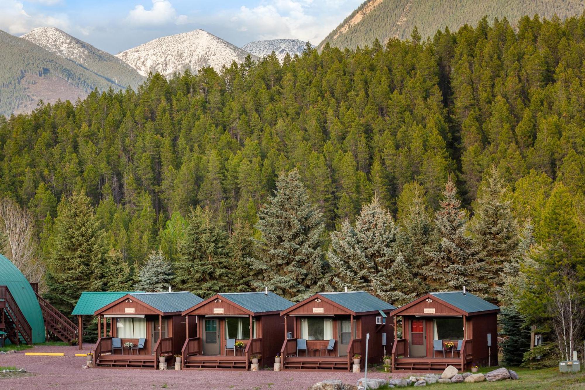 Sky Eco - Glacier General Store And Cabins Coram المظهر الخارجي الصورة