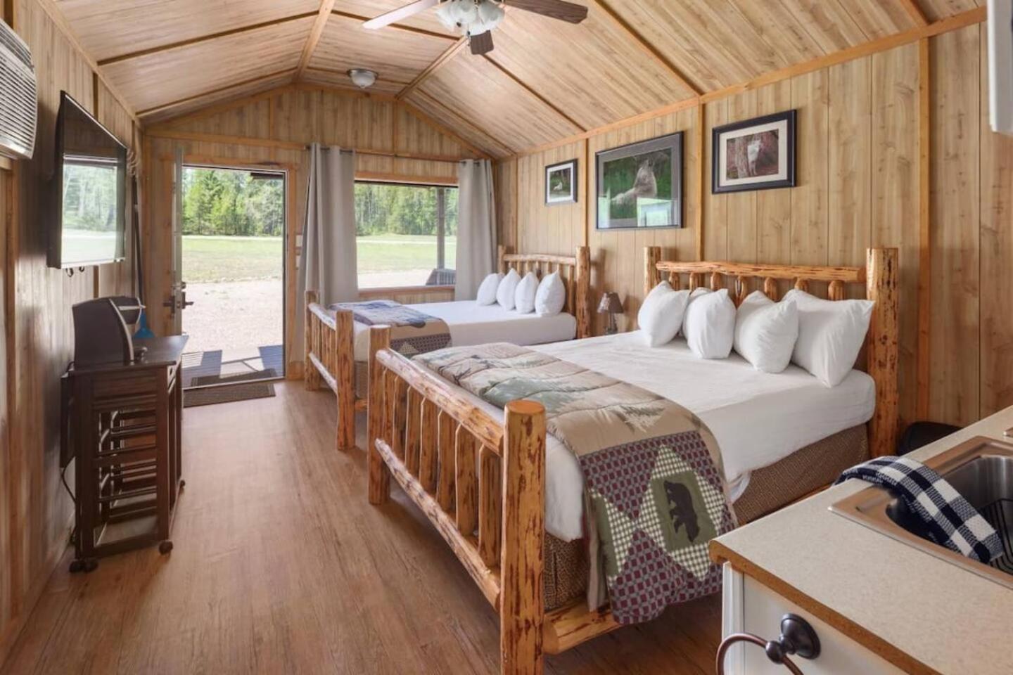 Sky Eco - Glacier General Store And Cabins Coram المظهر الخارجي الصورة