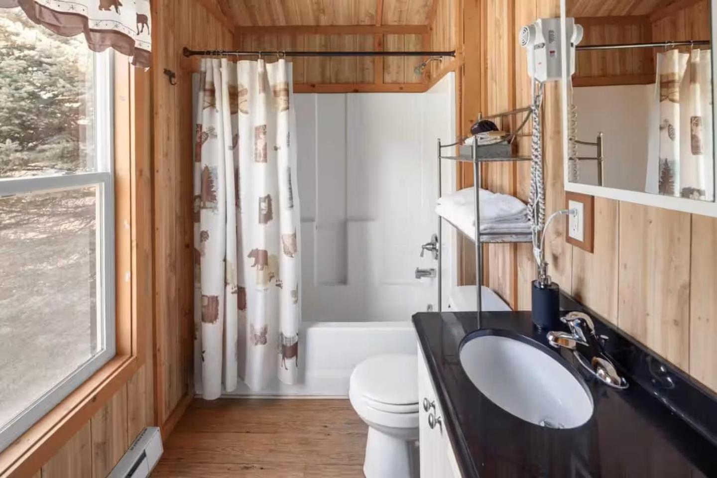 Sky Eco - Glacier General Store And Cabins Coram المظهر الخارجي الصورة