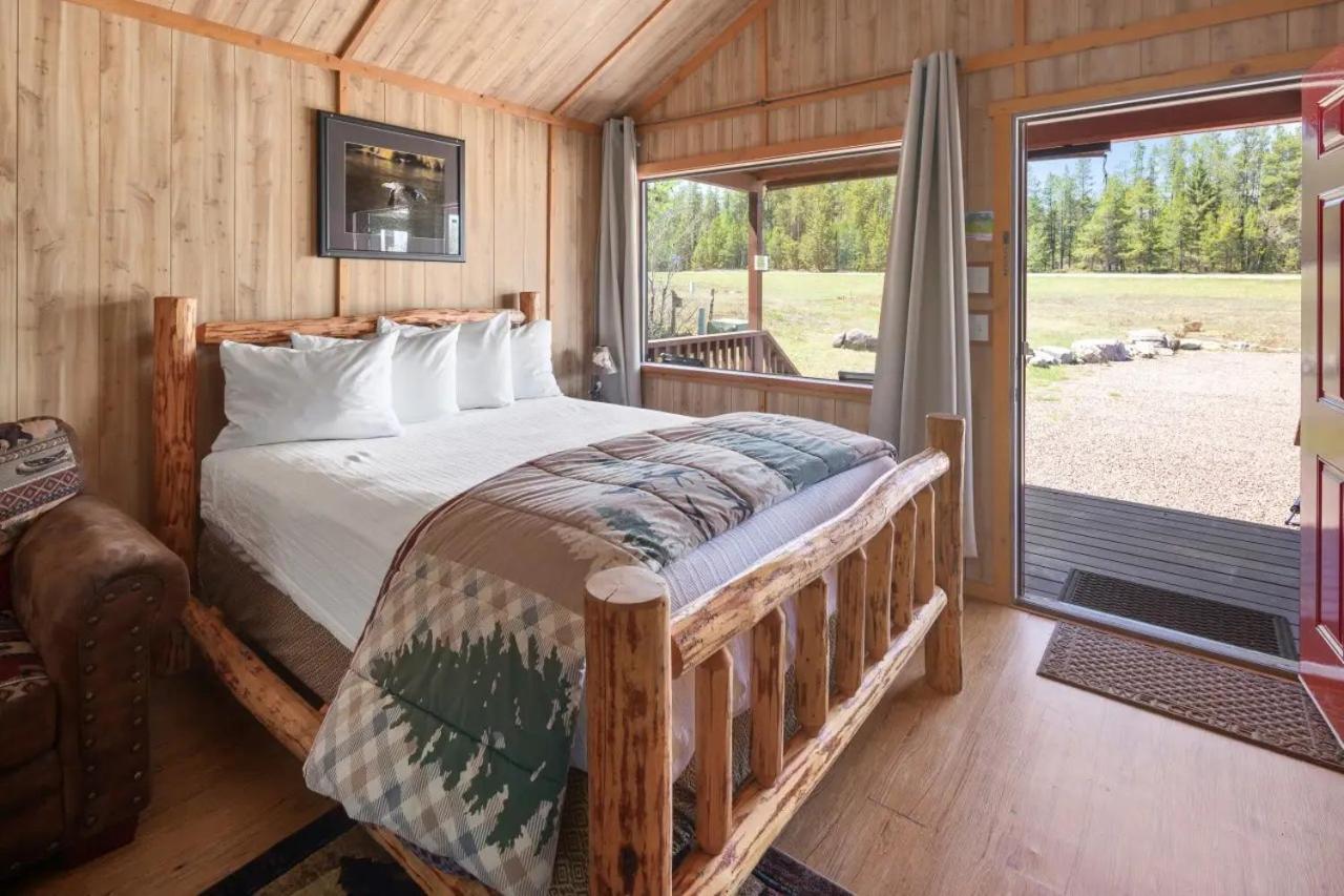 Sky Eco - Glacier General Store And Cabins Coram المظهر الخارجي الصورة
