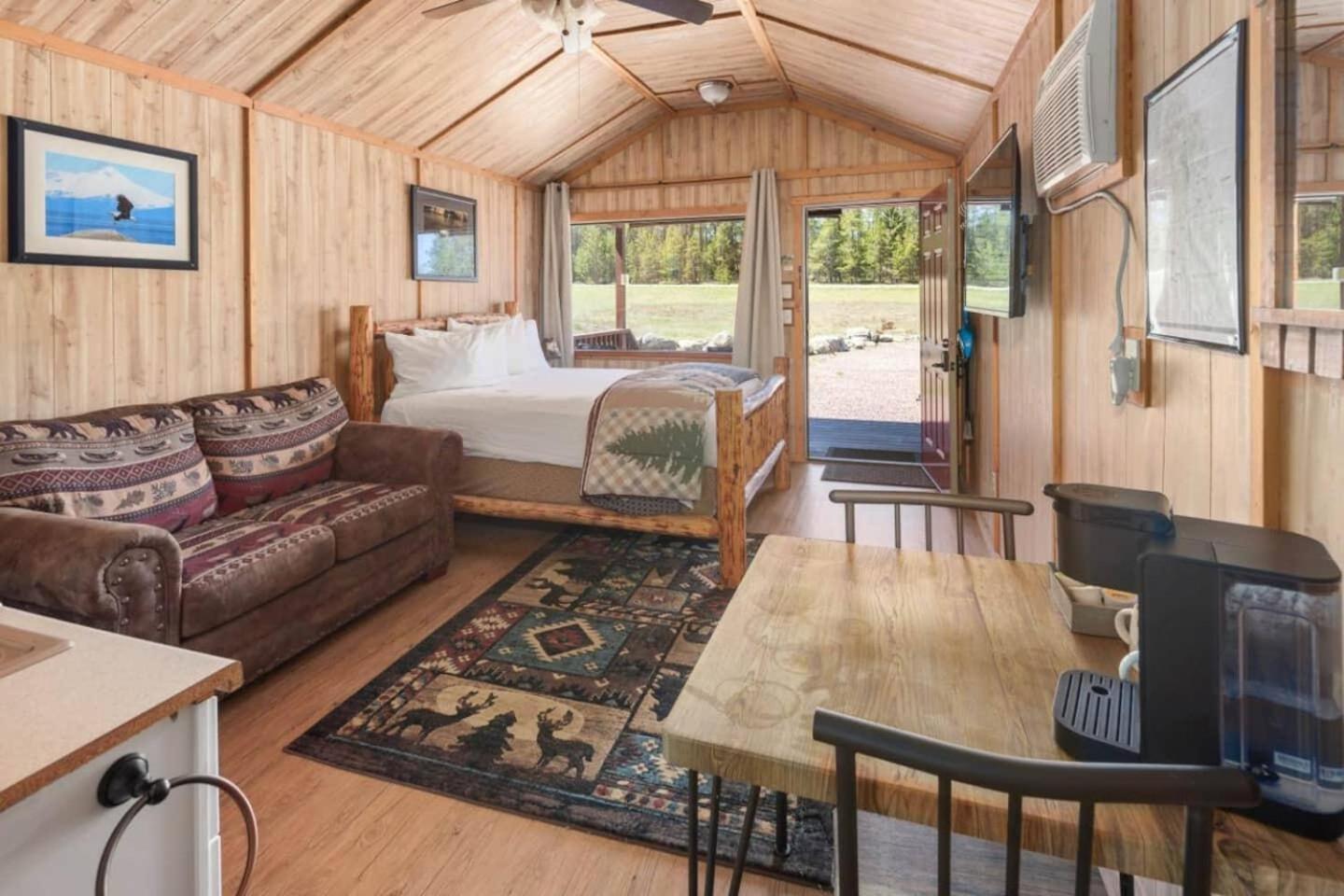 Sky Eco - Glacier General Store And Cabins Coram المظهر الخارجي الصورة