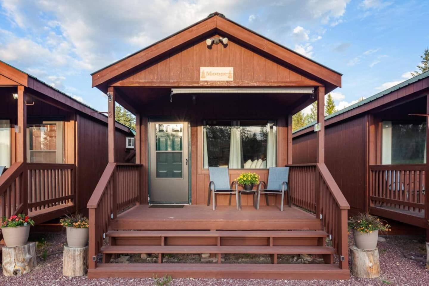 Sky Eco - Glacier General Store And Cabins Coram المظهر الخارجي الصورة